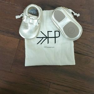 Freshly Picked, Size 4, Gold "Platinum" Bow Mocc